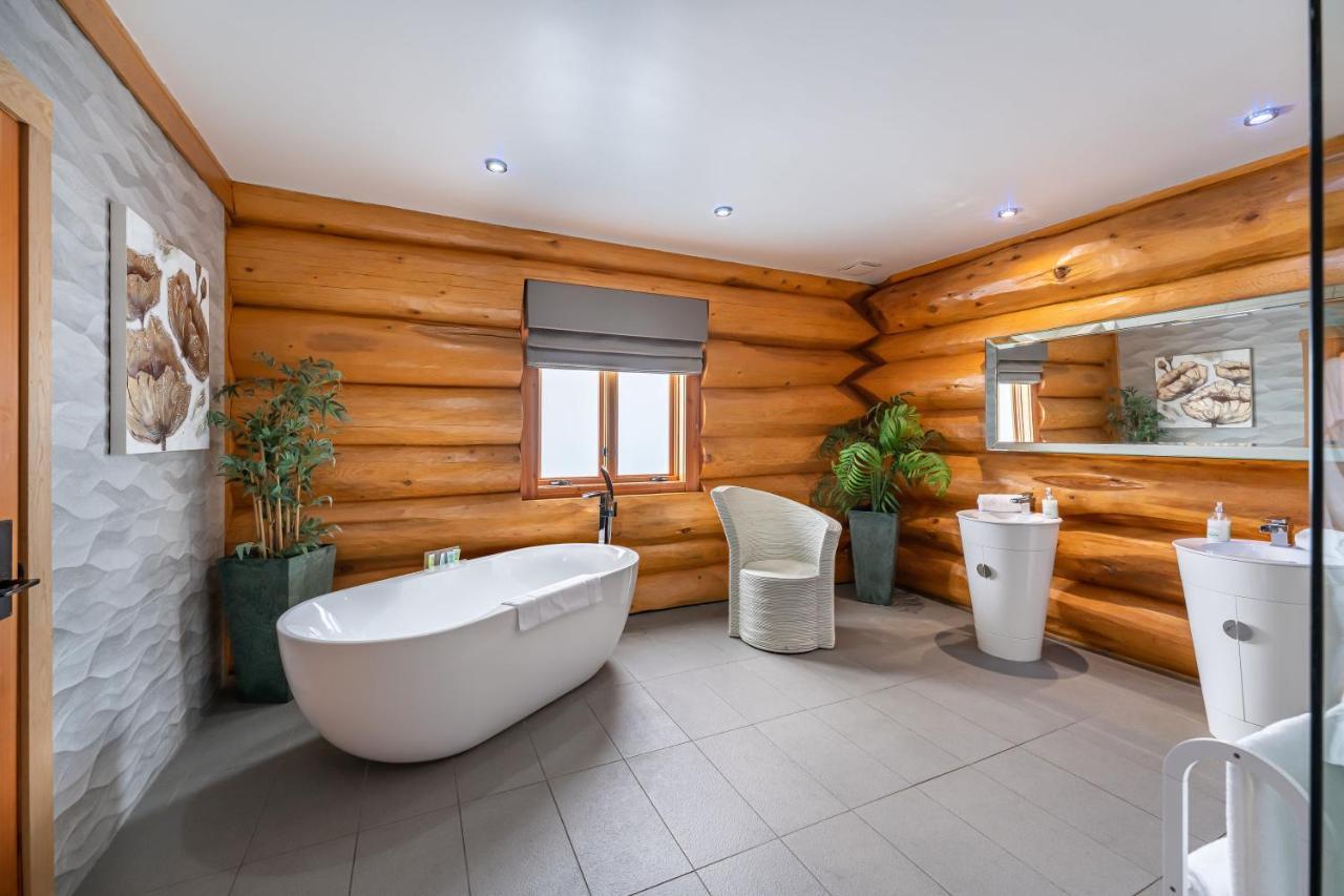 The Log Cabins At The Vu Bathgate Exterior foto